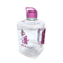 Garrafa J&I Health 2 Litros com tampa vedação Flip Flop, alça resistente e material PET livre de BPA. Design moderno e prático, ideal para transporte e armazenamento de líquidos. Disponível nas cores azul e rosa.