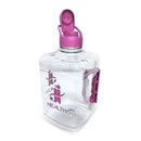 Garrafa J&I Health 2 Litros com tampa vedação Flip Flop, alça resistente e material PET livre de BPA. Design moderno e prático, ideal para transporte e armazenamento de líquidos. Disponível nas cores azul e rosa.