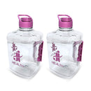 Garrafa J&I Health 2 Litros com tampa vedação Flip Flop, alça resistente e material PET livre de BPA. Design moderno e prático, ideal para transporte e armazenamento de líquidos. Disponível nas cores azul e rosa.